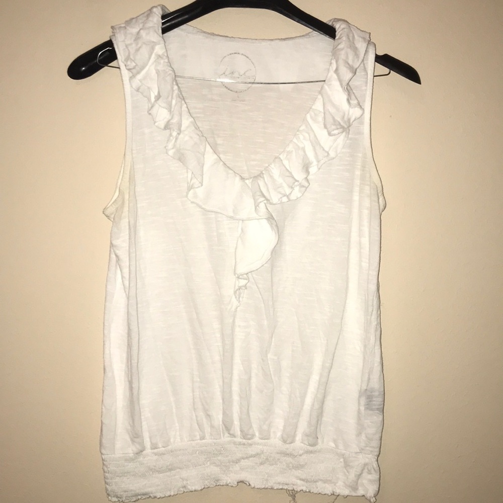 Sleeveless shirt with ruffle